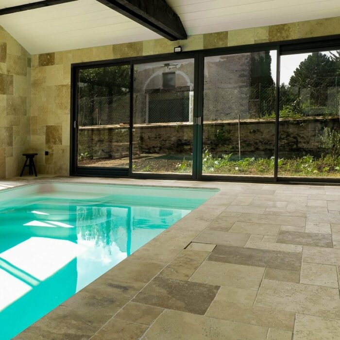 carrelage de piscine en travertin opus mix 2